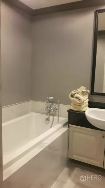 คอนโด ให้เช่าในPathum Wan, Bangkok - ห้องน้ำพร้อมอ่างอาบน้ำลึก ฝักบัวแบบมือถือ และอ่างล้างหน้า