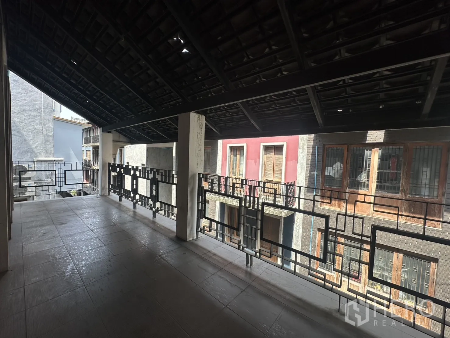 สำนักงานที่บ้าน ให้เช่าในPathum Wan, Bangkok - เทอเรซยาวชายคาลึก มองออกสู่ลานกลาง