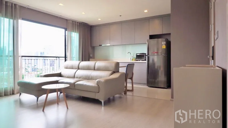 คอนโด ให้เช่าในKhlong Toei, Bangkok - โซนนั่งเล่นแบบเปิดเชื่อมครัวบิวต์อิน หน้าต่างสูงจรดเพดานและตู้เย็นสแตนเลส