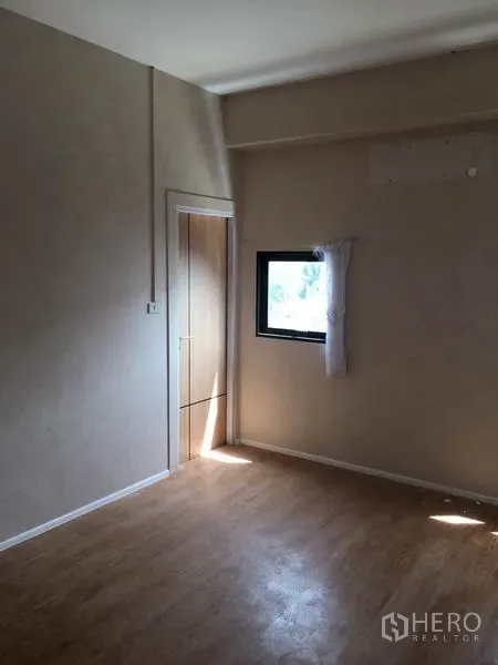 零售空间 出租在Huai Khwang, Bangkok - 小型办公室/员工房，木纹地板，窗户与通向储物间的门。