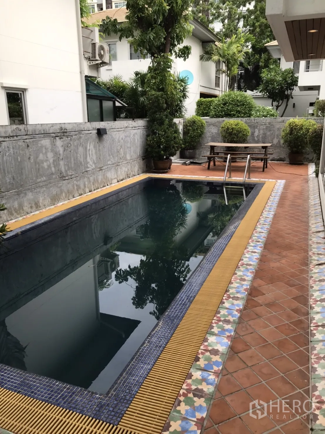 Detached House for rent in Wang Thonglang, Bangkok - Private rectangular swimming pool with tiled deck and greenery