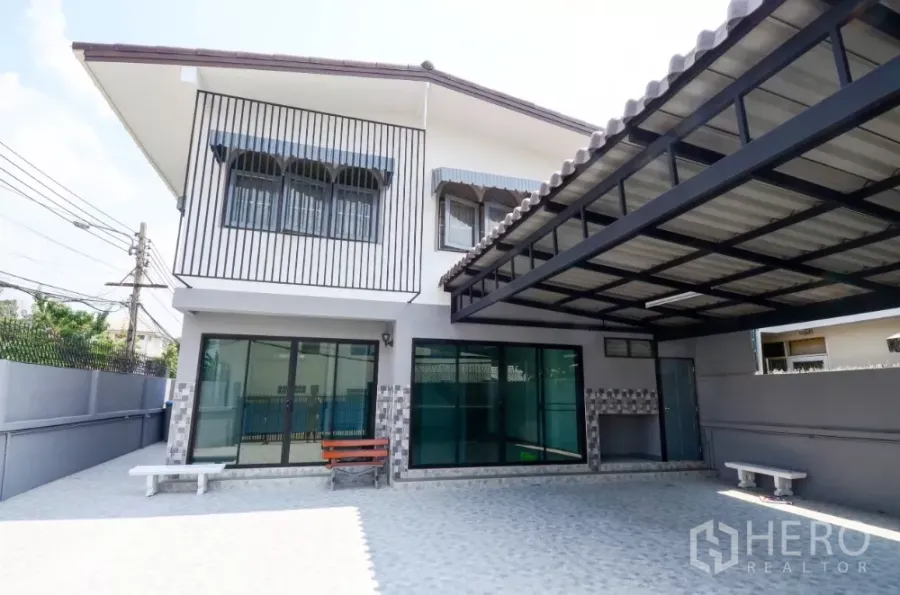 สำนักงานที่บ้าน ให้เช่าในLat Phrao, Bangkok - โฮมออฟฟิศสองชั้นแปลงหัวมุม มีโรงจอดรถและลานปูกระเบื้องพร้อมประตูกระจกบานเลื่อน