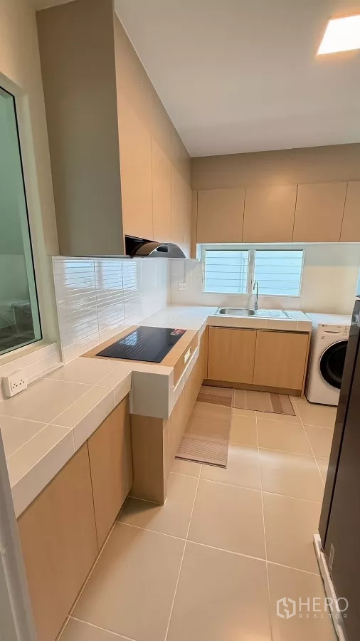 บ้าน ให้เช่าในBang Phli, Samut Prakan - ครัวแยกพร้อมเตาไฟฟ้า เครื่องดูดควัน และตู้เก็บของครบ.