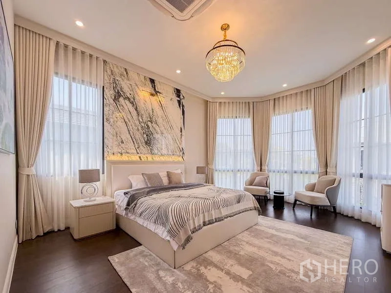 Detached House for rent or sale in Bang Kapi, Bangkok - Spacious master bedroom with chandelier, bay windows and a statement feature wall.
