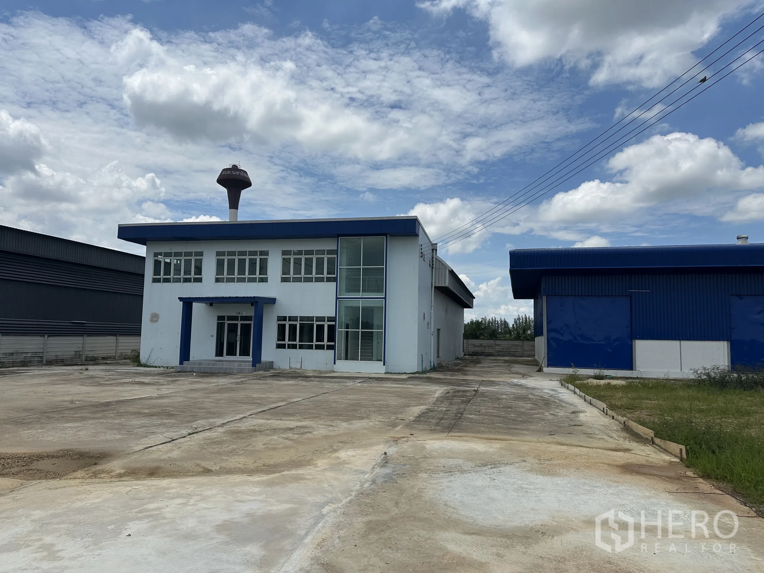 Warehouse for rent in Bang Len, Nakhon Pathom - Central driveway between office and warehouse with large turning area.