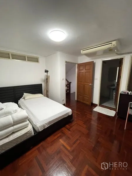 ทาวน์เฮาส์ ให้เช่าในKhlong Toei, Bangkok - ห้องนอนพื้นปาร์เกต์ มีเครื่องปรับอากาศ และทางเข้าห้องน้ำในตัว