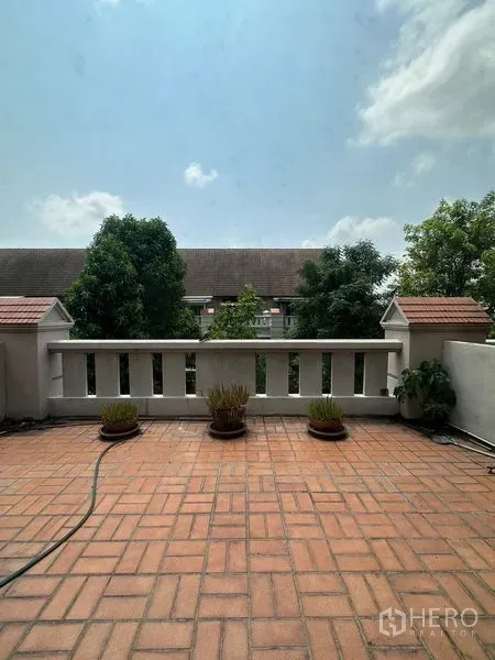 ทาวน์เฮาส์ ให้เช่าในKhlong Toei, Bangkok - ระเบียงดาดฟ้าพื้นกระเบื้องดินเผากว้าง มองเห็นต้นไม้และกระถางต้นไม้