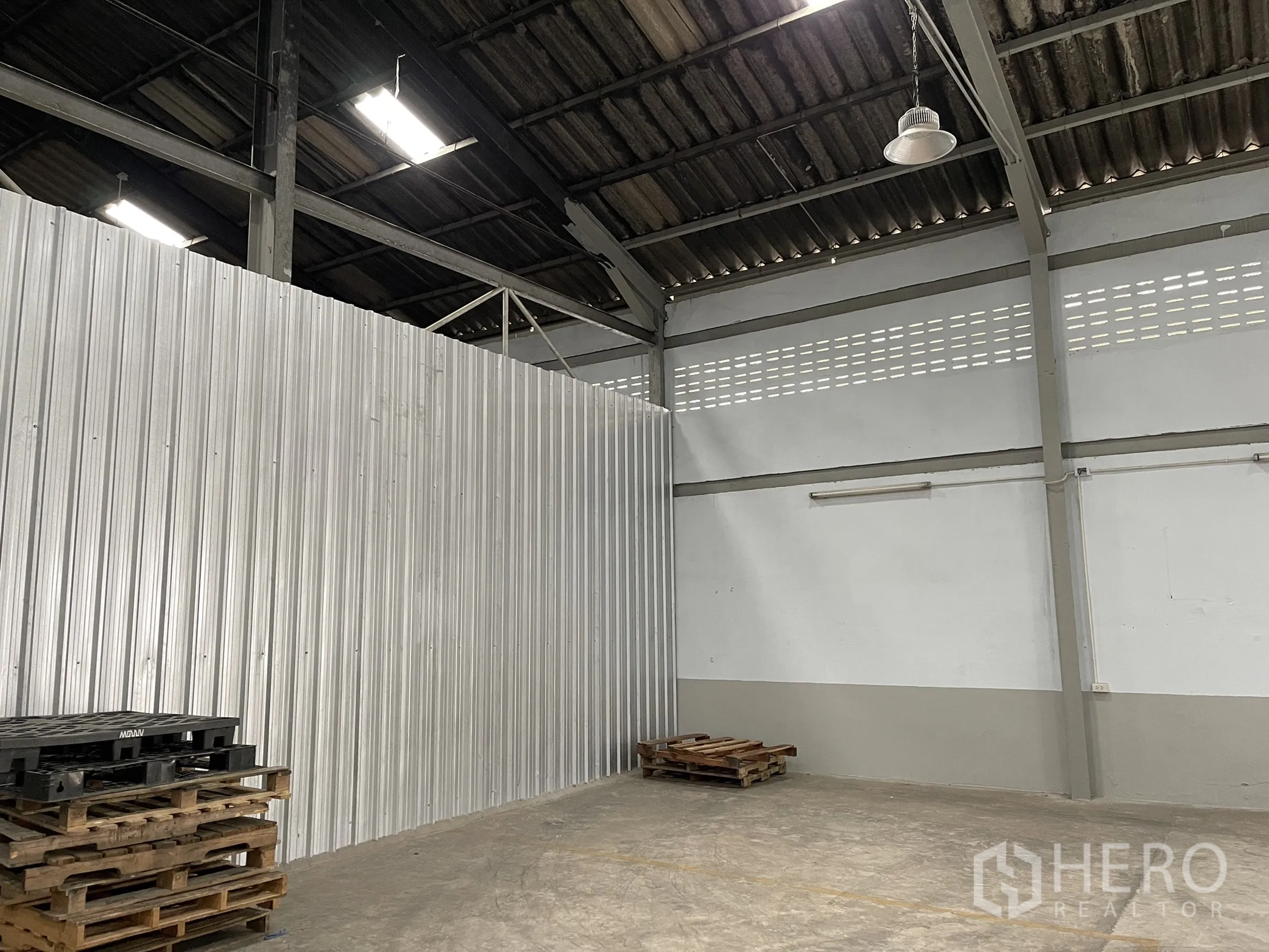 โรงงาน for rent in Mueang Samut Prakan, Samut Prakan - มุมโรงงานพร้อมผนังเมทัลชีทและพาเลตไม้