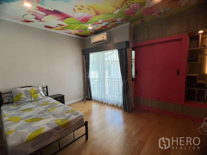 独立式住宅 出租或出售在Prawet, Bangkok - 儿童卧室，彩绘天花、阳台门与内置衣柜