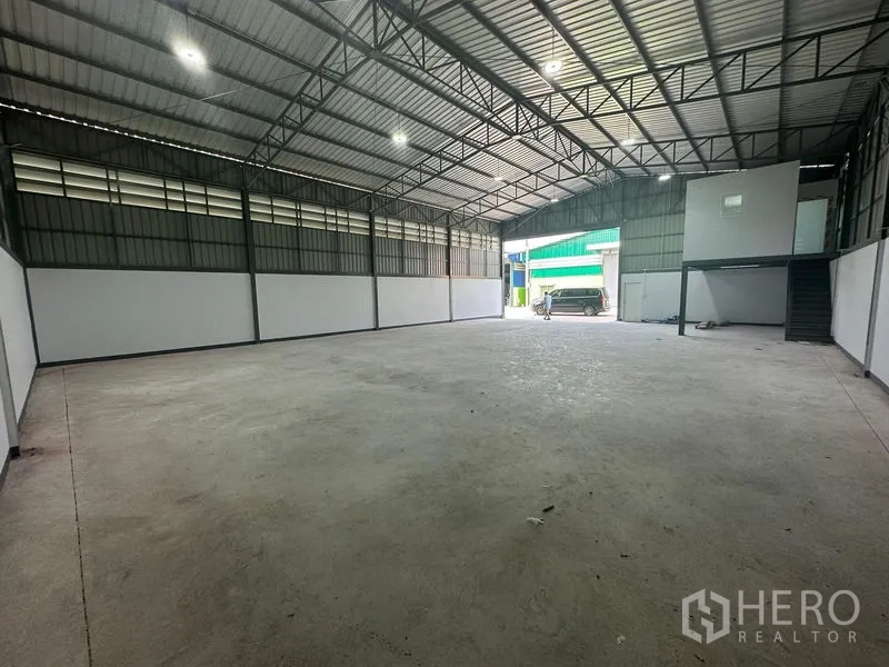 คลังสินค้า ให้เช่าในKhlong Toei, Bangkok - ฮอลล์โกดังเปิดโล่งมองไปยังประตูทางเข้าและพื้นที่ขนถ่ายสินค้า