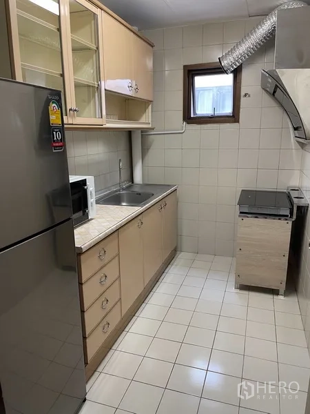 คอนโด ให้เช่าหรือขายในWatthana, Bangkok - ครัวแยก ตู้เก็บของ ตู้เย็น อ่างล้างจาน และไมโครเวฟ