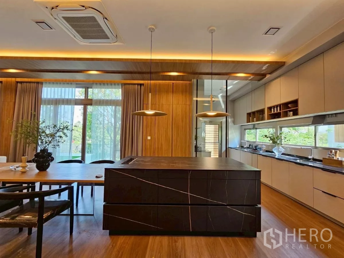 บ้าน ให้เช่าในSaphan Sung, Bangkok - ไอส์แลนด์ท็อปหิน หันหน้าเข้าห้องครัวบิลต์อินแบบยาว