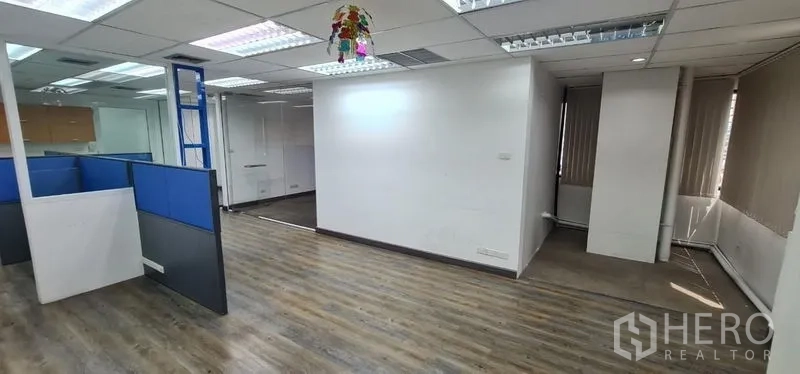 สำนักงาน ให้เช่าในWatthana, Bangkok - พื้นที่เปิดโล่งมีคูบิเคิล ผนังสีขาว และฝ้าทีบาร์