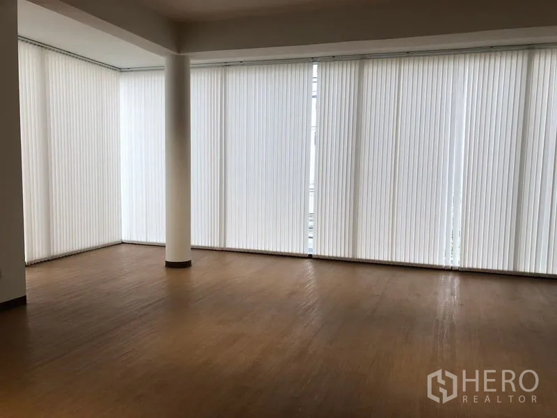 สำนักงาน ให้เช่าในBang Rak, Bangkok - ห้องมุมโอเพ่นเพลน ผ้าม่านแนวตั้งแบบเต็มผนังและพื้นลายไม้