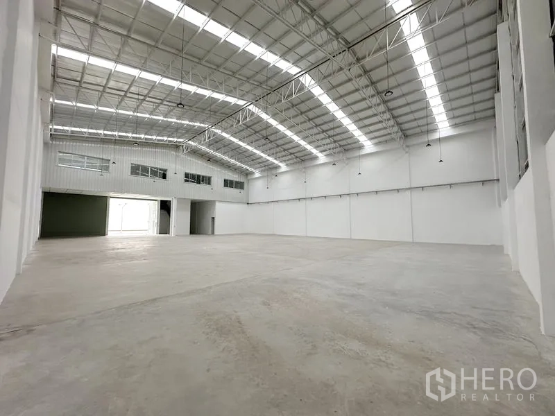 โรงงาน ให้เช่าในPathum Thani - ฮอลล์โรงงานโล่งกว้าง มองเห็นช่องหน้าต่างออฟฟิศชั้นลอย