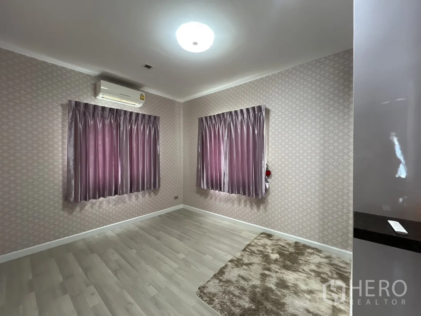 บ้าน ให้เช่าหรือขายในLat Krabang, Bangkok - ห้องนอนมุมสองหน้าต่าง มีแอร์และพรมบนพื้นไม้