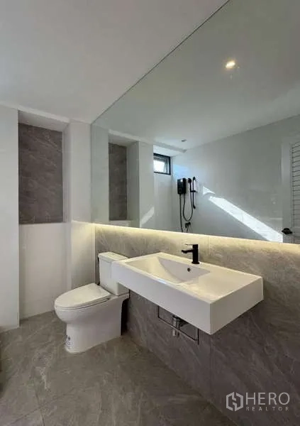 联排别墅 出租或出售在Prawet, Bangkok - 浴室设超长镜面、壁挂式台盆与淋浴位