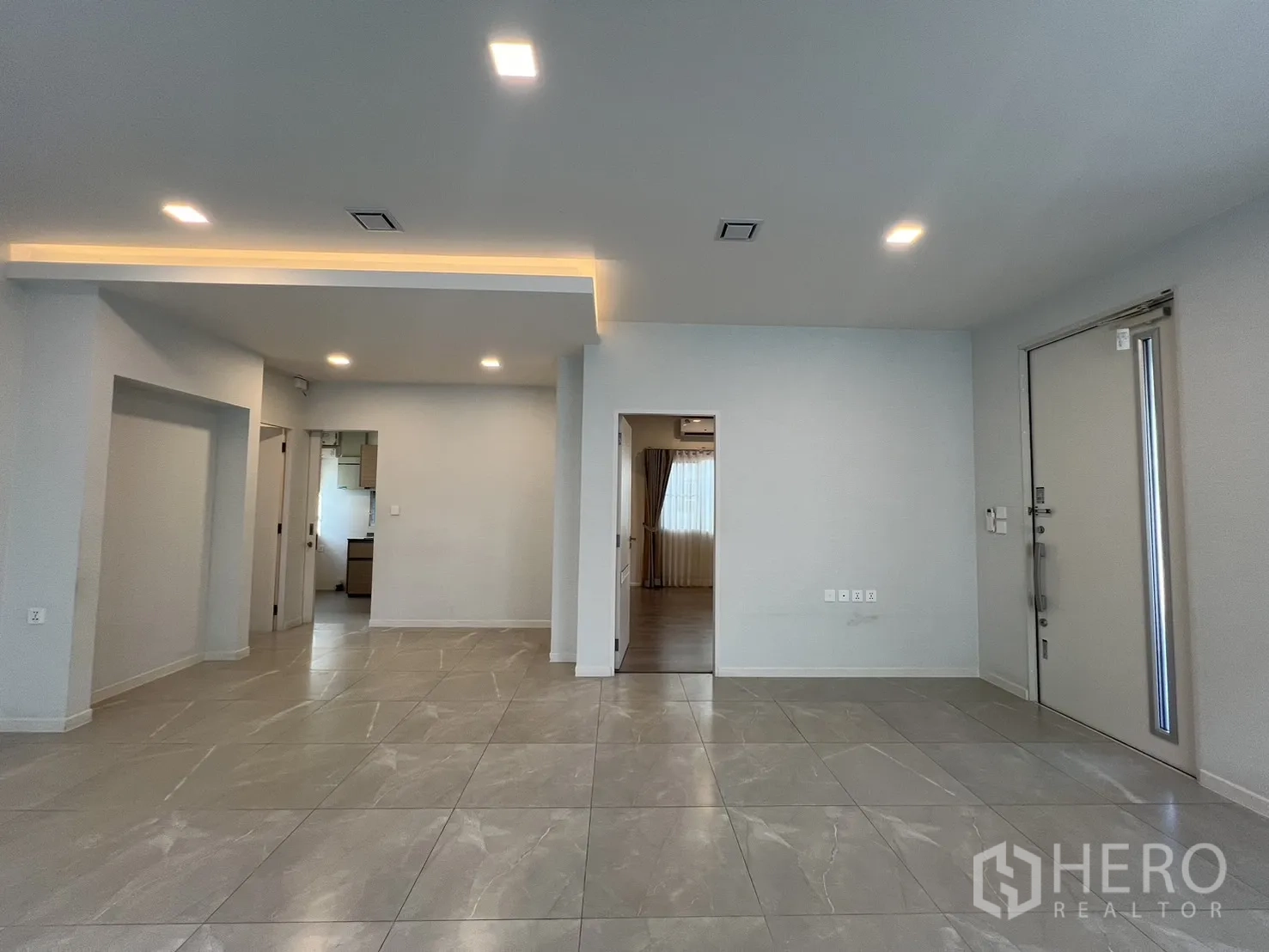 独立式住宅 出租在Prawet, Bangkok - 开放客厅配嵌灯与多处通道。