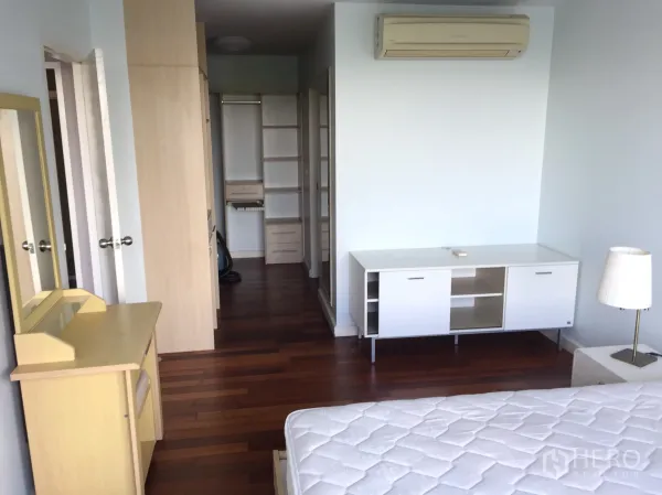 คอนโด ให้เช่าในWatthana, Bangkok - ห้องนอนใหญ่สว่าง พร้อมตู้บิลท์อิน พื้นไม้ และแอร์แยก