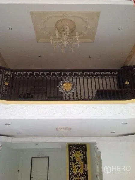 สำนักงานที่บ้าน ให้เช่าหรือขายในSathon, Bangkok - มุมมองชั้นลอยด้านบน เพดานลายปูนปั้น โคมแชนเดอเลียร์ และราวกั้นคลาสสิก