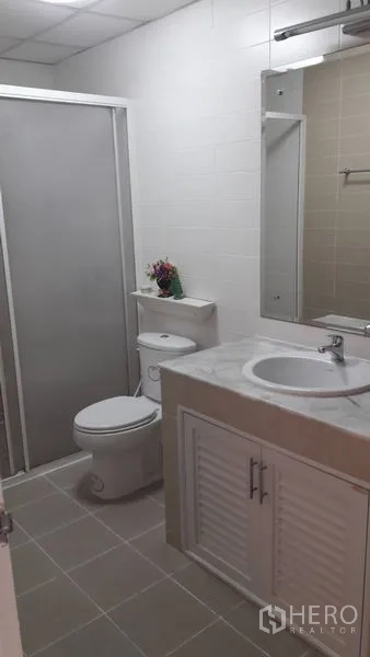 คอนโด ขายในWatthana, Bangkok - ห้องน้ำสะอาดมีตู้ shower ชักโครก กระจกบานใหญ่ และเคาน์เตอร์อ่างล้างหน้าพร้อมตู้เก็บของ