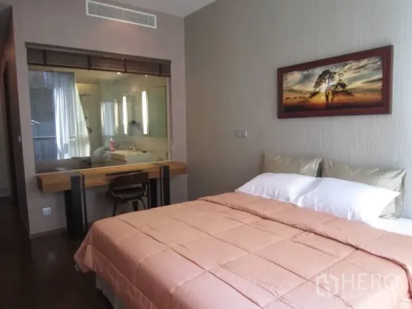 คอนโด ให้เช่าหรือขายในWatthana, Bangkok - ห้องนอนมาสเตอร์อบอุ่น มีชุดเครื่องนอน โต๊ะเครื่องแป้งบิลท์อิน และหน้าต่างกระจกมองสู่ห้องน้ำในตัว