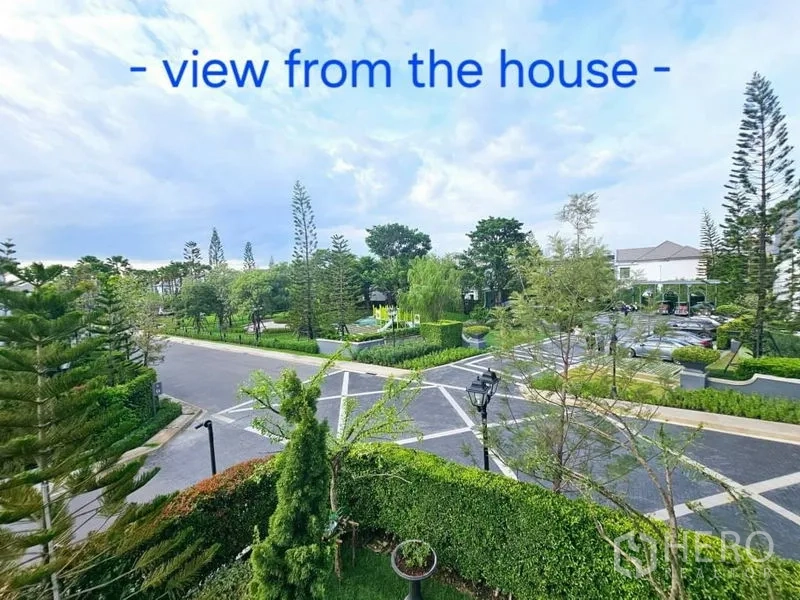 บ้าน ให้เช่าหรือขายในSaphan Sung, Bangkok - วิวจากบ้านเห็นถนนและสวนจัดสรรของโครงการ