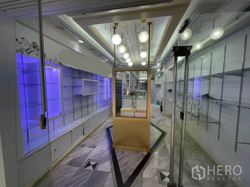 店屋 出租在Bang Rak, Bangkok - 入口处中央展示台，上方为现代球形吊灯。