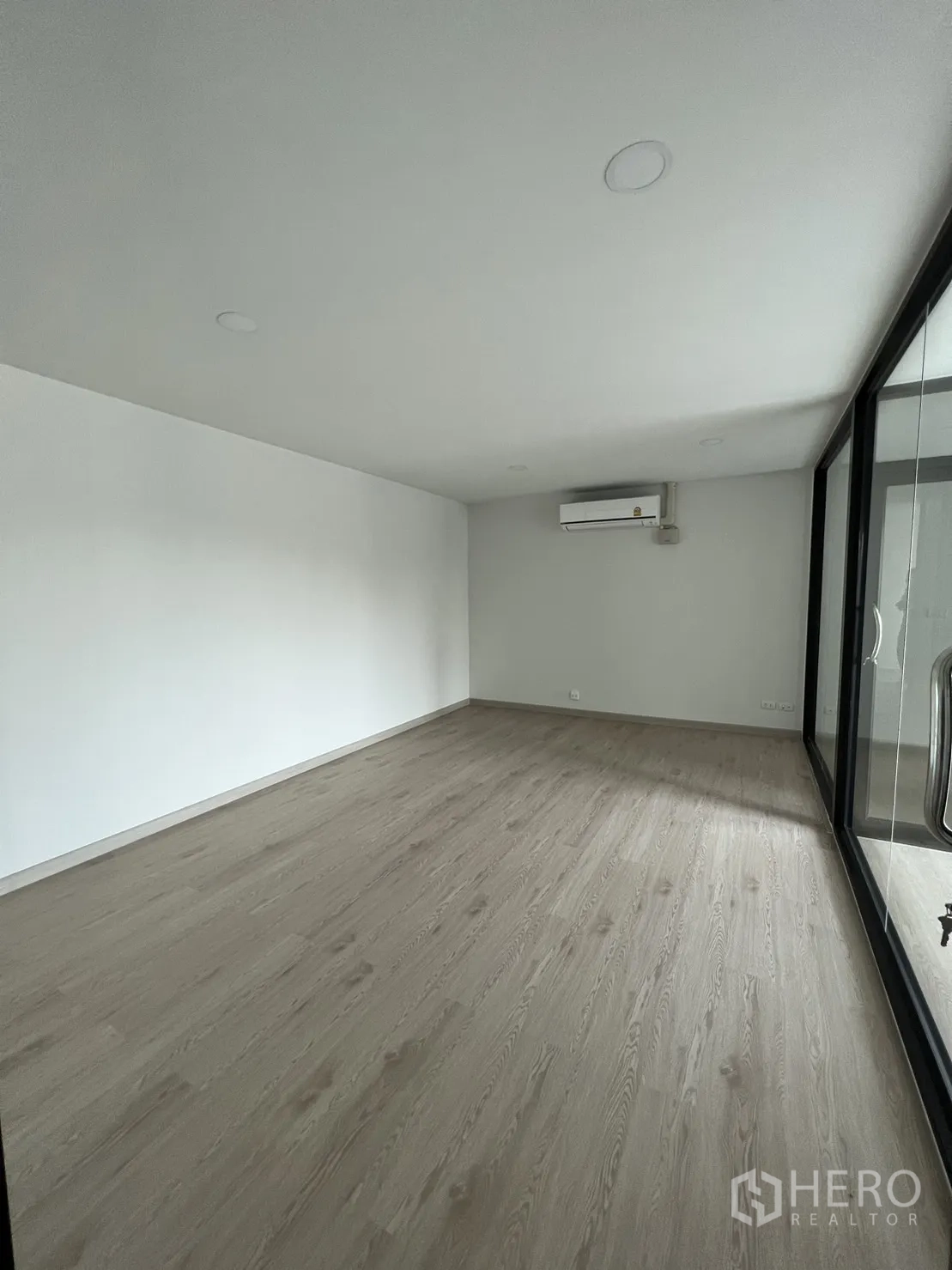 สำนักงานที่บ้าน ให้เช่าในBang Phli, Samut Prakan - ห้องส่วนตัวผนังกระจก พื้นไม้ และแอร์แขวนผนัง