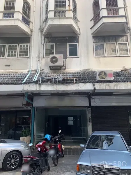 店屋 出租在Pathum Wan, Bangkok - 临街店屋外立面，多层带阳台与玻璃店面。
