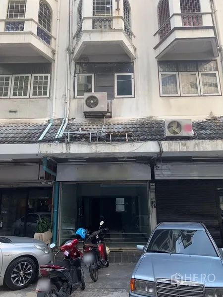店屋 出租在Pathum Wan, Bangkok - 临街店屋外立面，多层带阳台与玻璃店面。