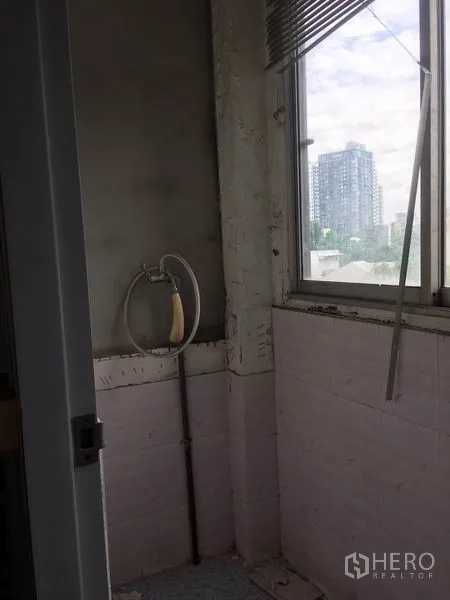 อาคารพาณิชย์ ให้เช่าในKhlong Toei, Bangkok - มุมห้องน้ำพร้อมสายชำระ มองเห็นวิวเมืองผ่านหน้าต่าง