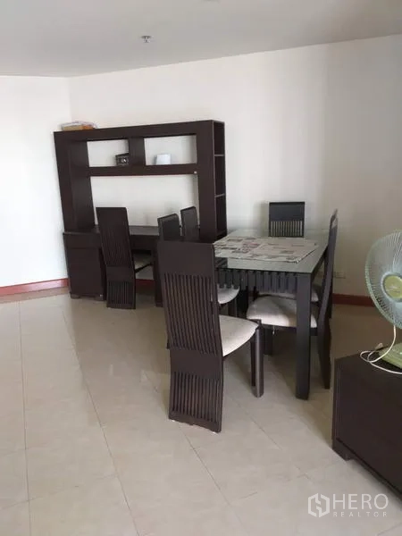 คอนโด ให้เช่าในBang Kho Laem, Bangkok - มุมรับประทานอาหาร โต๊ะไม้เข้ม เก้าอี้หกตัว พร้อมชั้นวางของ พื้นกระเบื้อง