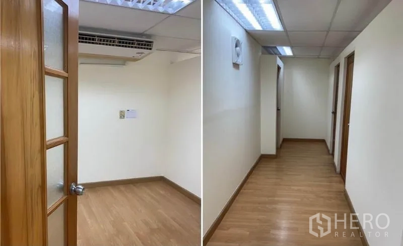 办公空间 出租在Watthana, Bangkok - 通往独立办公室的走廊，木地板与荧光灯顶板。