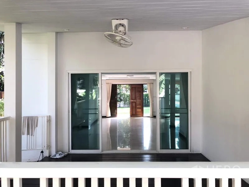 Detached House for rent in Suan Luang, Bangkok - Covered terrace with ceiling fan and sliding glass doors to the living room