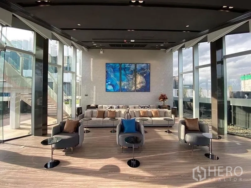คอนโด ขายในRatchathewi, Bangkok - สกายเลานจ์กระจกเต็มผนัง มองเห็นวิวเมือง พร้อมโซฟาและเก้าอี้บนพื้นไม้