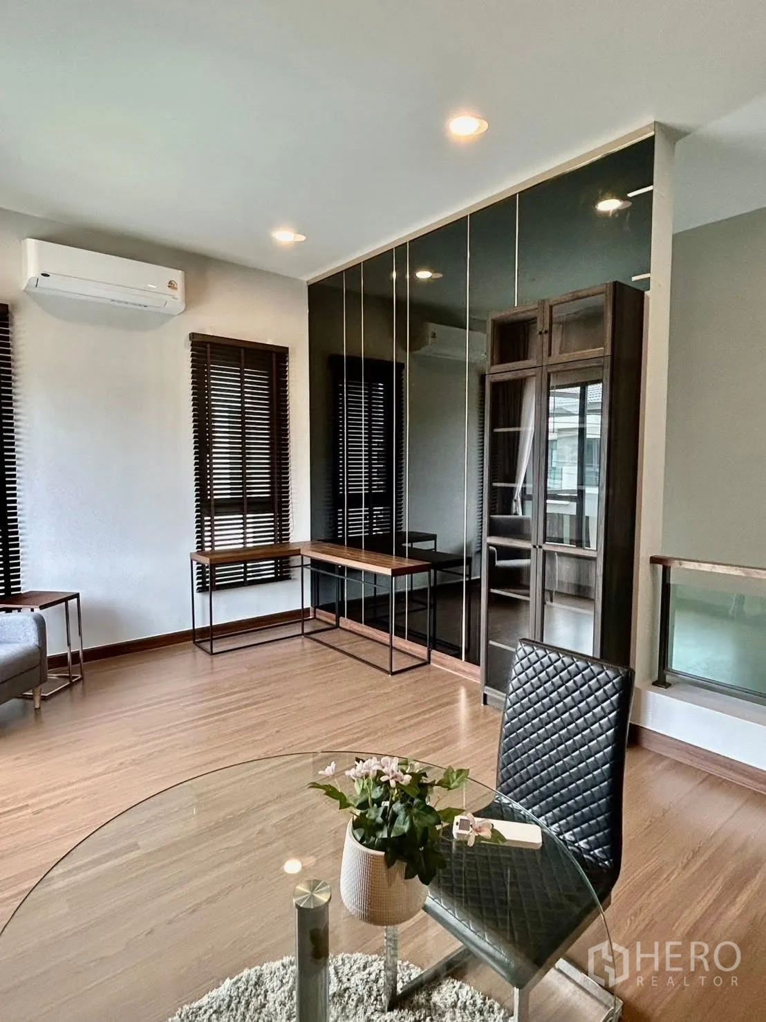 独栋房屋 for rent in Bang Phli, Samut Prakan - 通风房间，壁挂空调、双书桌与镜面墙。