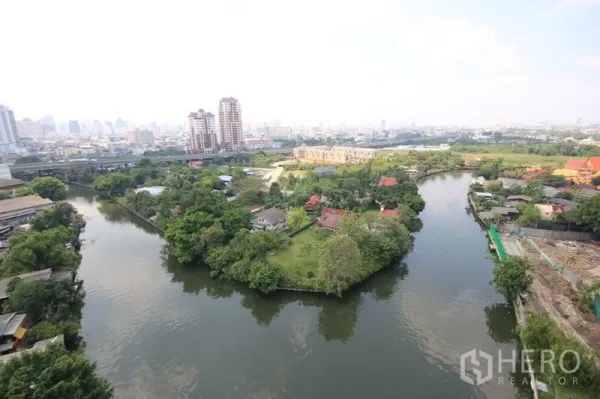 公寓 出租在Watthana, Bangkok - 高层俯瞰运河与绿岛，远眺曼谷天际线
