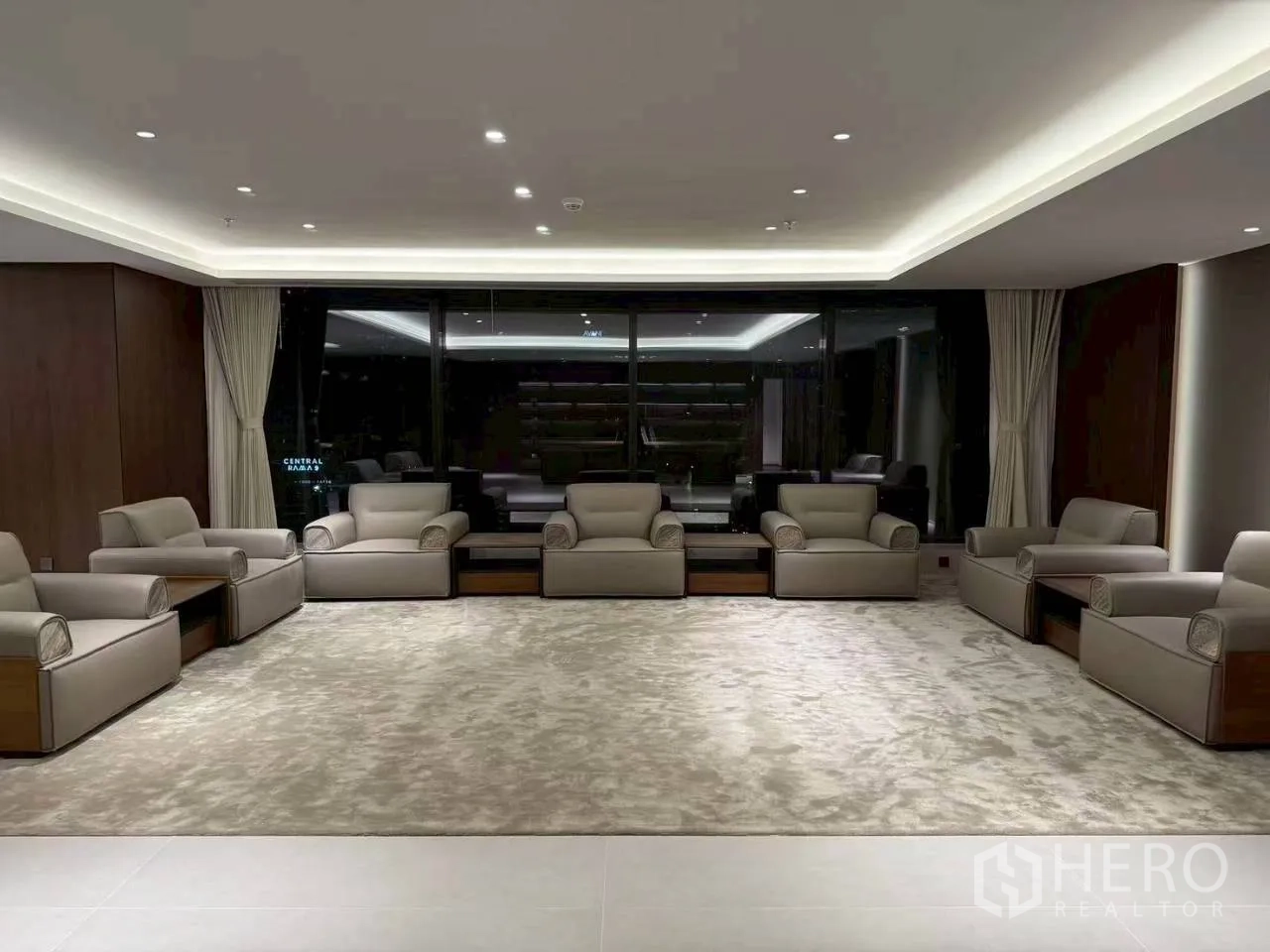 办公室 for rent in Din Daeng, Bangkok - 大型接待休息区，多组单人沙发与厚实地毯，面向落地窗。