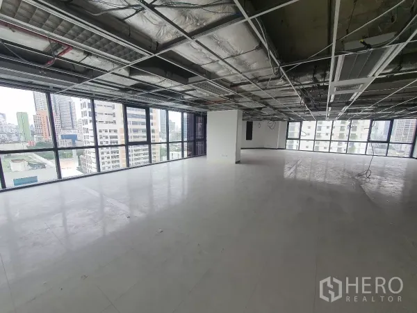 สำนักงาน ให้เช่าในBang Rak, Bangkok - พื้นที่มุมออฟฟิศ กระจกเต็มบาน มองเห็นสกายไลน์สีลม