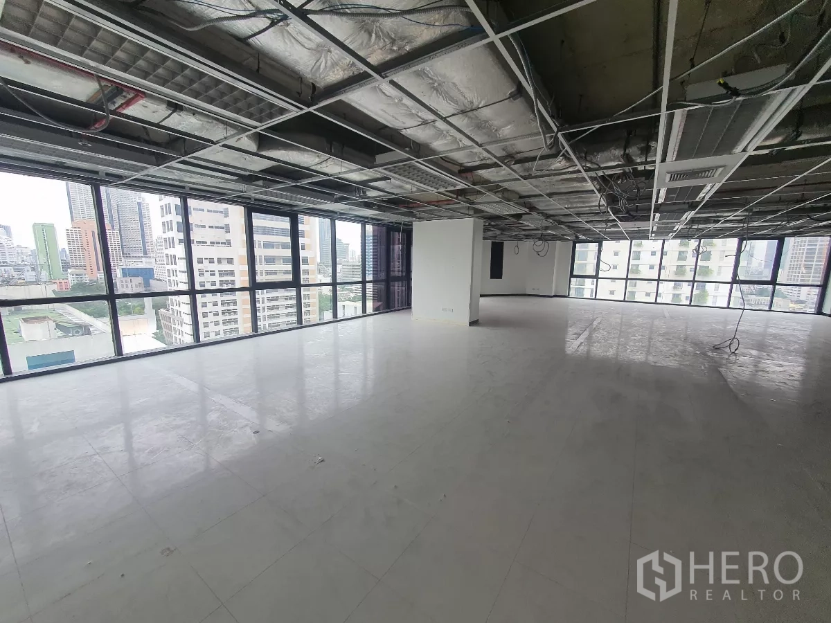 สำนักงาน ให้เช่าในBang Rak, Bangkok - พื้นที่มุมออฟฟิศ กระจกเต็มบาน มองเห็นสกายไลน์สีลม