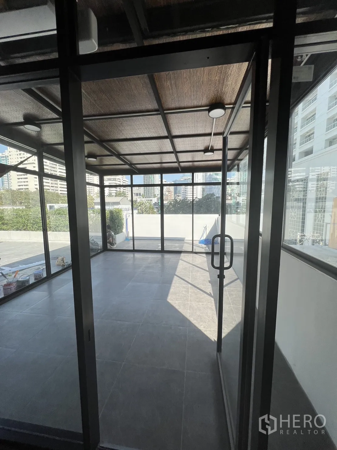 พื้นที่ขายปลีก ให้เช่าในWatthana, Bangkok - พื้นที่ค้าปลีกผนังกระจก พื้นกระเบื้องสีเทา ฝ้าไม้ลาย รับแสงดีและเชื่อมสู่เทอเรซ.