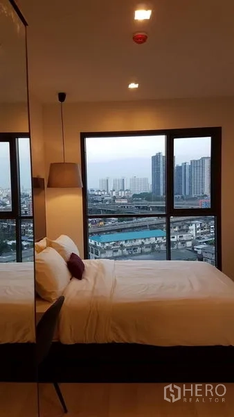 คอนโด ให้เช่าในKhlong Toei, Bangkok - ห้องนอนมุมกระจกชมวิวสกายไลน์เมือง พร้อมแสงไฟอบอุ่น