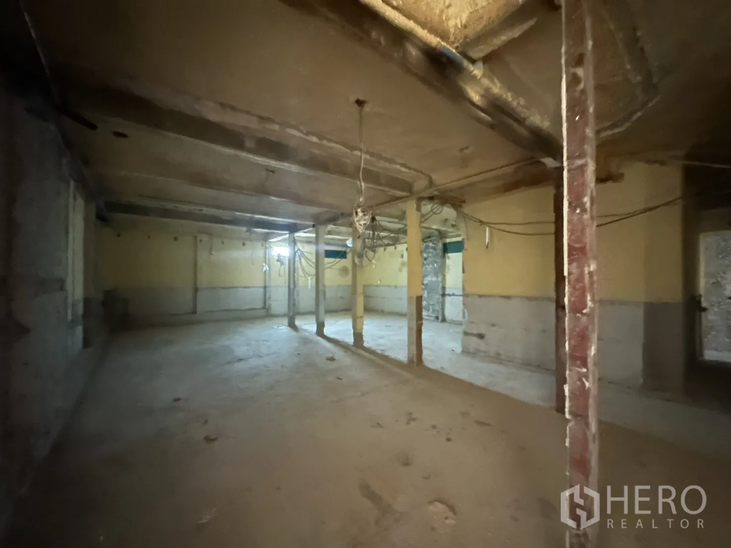 พื้นที่ขายปลีก ให้เช่าในBang Rak, Bangkok - พื้นที่เปิดโล่งขนาดใหญ่สภาพดิบ มีเสาและสายไฟพร้อมต่อเติม