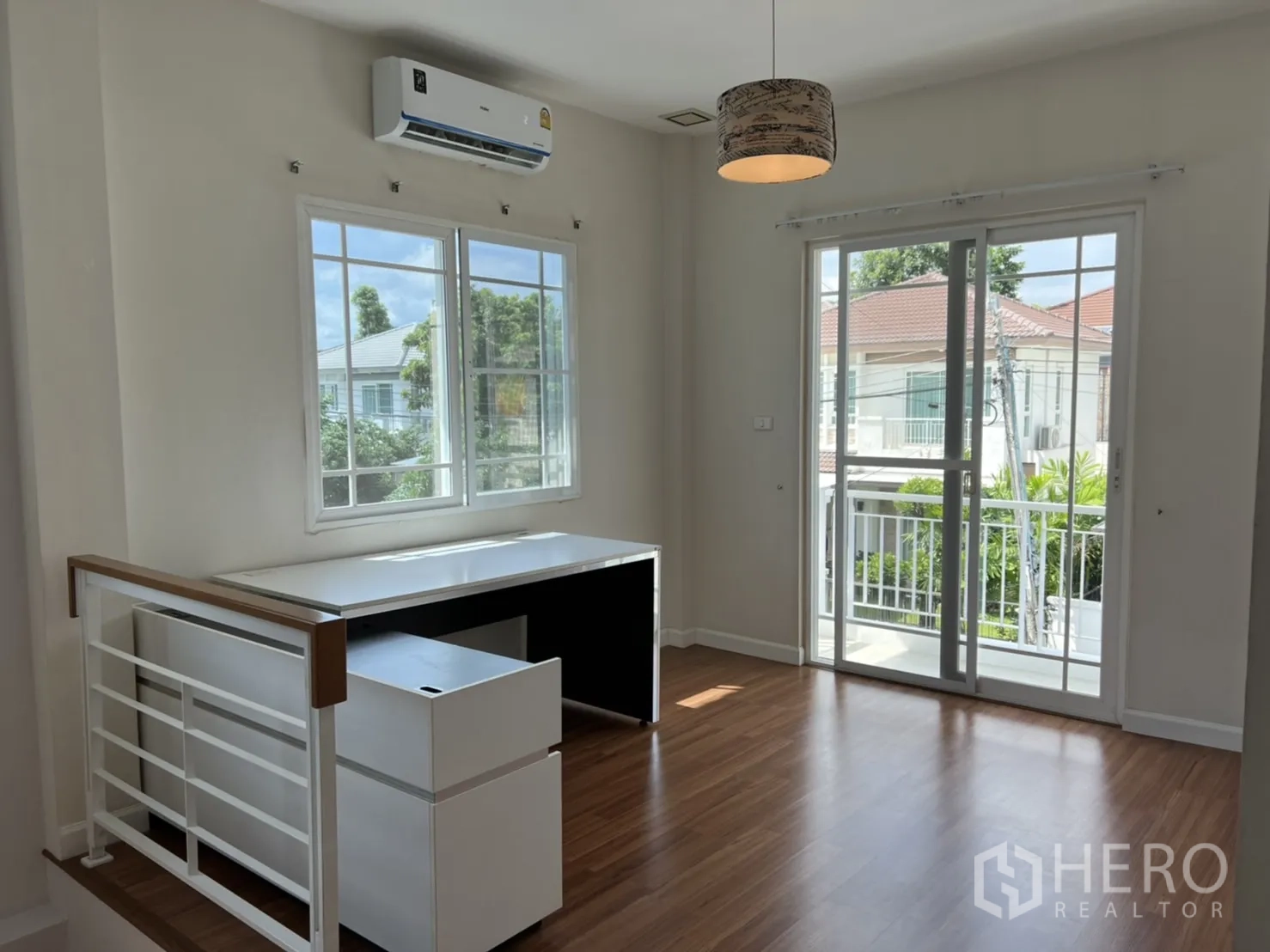 Detached House for rent in Bang Kapi, Bangkok - Upstairs landing used as a study with desk, balcony access, and abundant natural light.