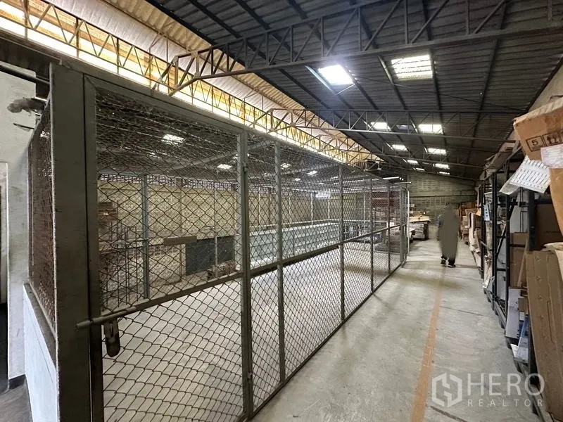 โรงงาน ให้เช่าในLam Luk Ka, Pathum Thani - ทางเดินชั้นลอย กรงเก็บของและชั้นวางใต้สกายไลท์