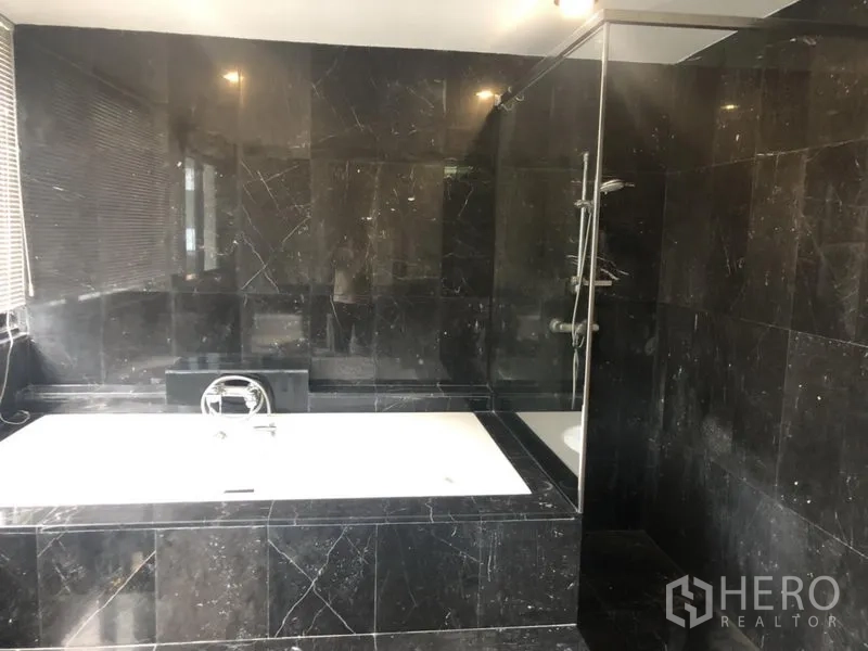 คอนโด ขายในWatthana, Bangkok - ห้องน้ำหินอ่อนสีดำ พร้อมอ่างอาบน้ำและห้องอาบน้ำกระจก