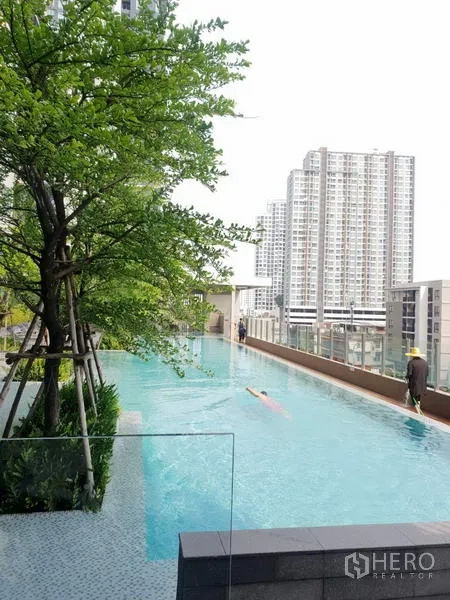 公寓 出租在Watthana, Bangkok - 长条健身泳池，享曼谷天际线景观