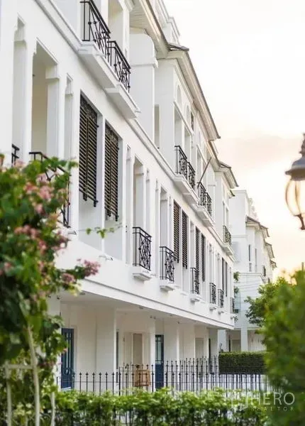 ทาวน์เฮาส์ ให้เช่าในPhra Khanong, Bangkok - แถวทาวน์เฮ้าส์สีขาวสามชั้น ระเบียงเหล็กดัดสไตล์คลาสสิก