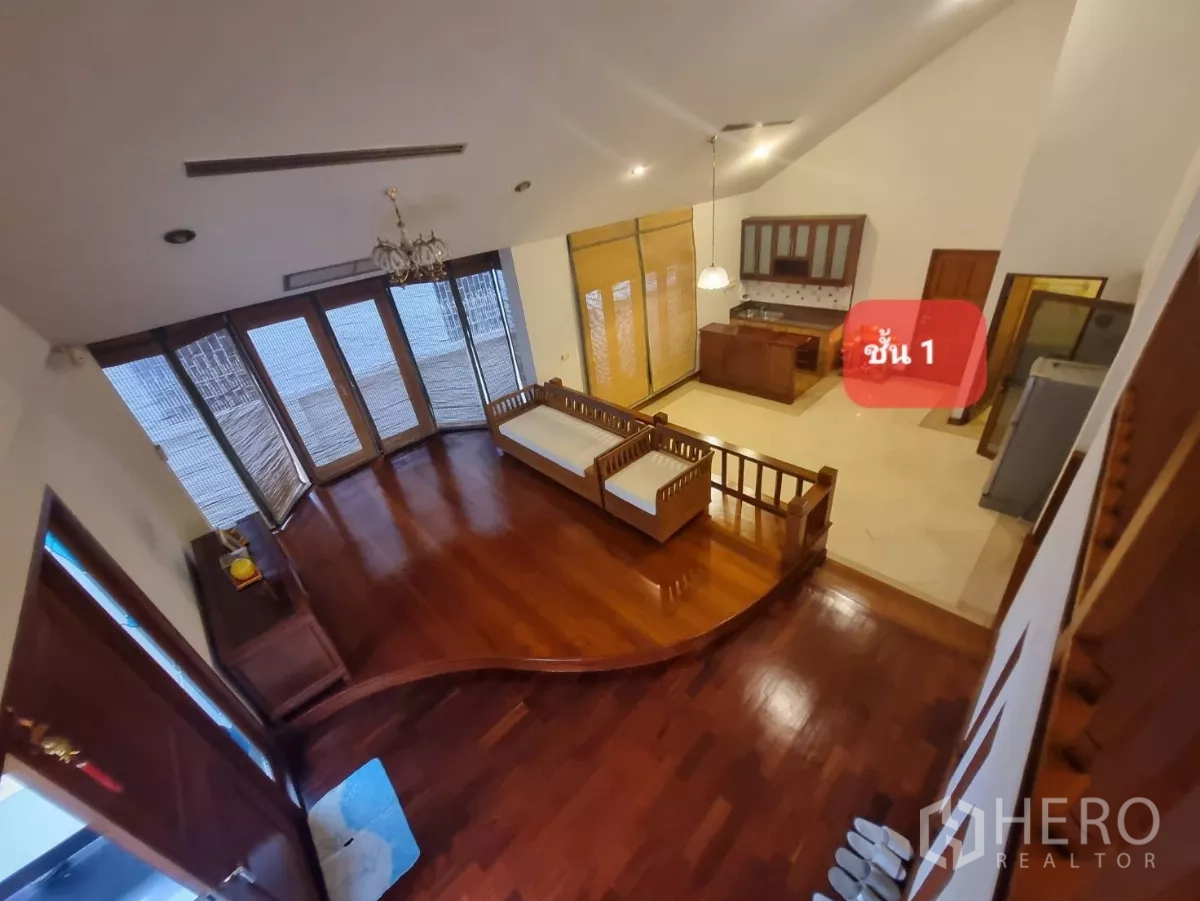 สำนักงานที่บ้าน ให้เช่าหรือขายในChatuchak, Bangkok - โถงรับแขกโปร่ง เพดานสูง กระจกเต็มบาน เชื่อมต่อครัวขนาดกะทัดรัด